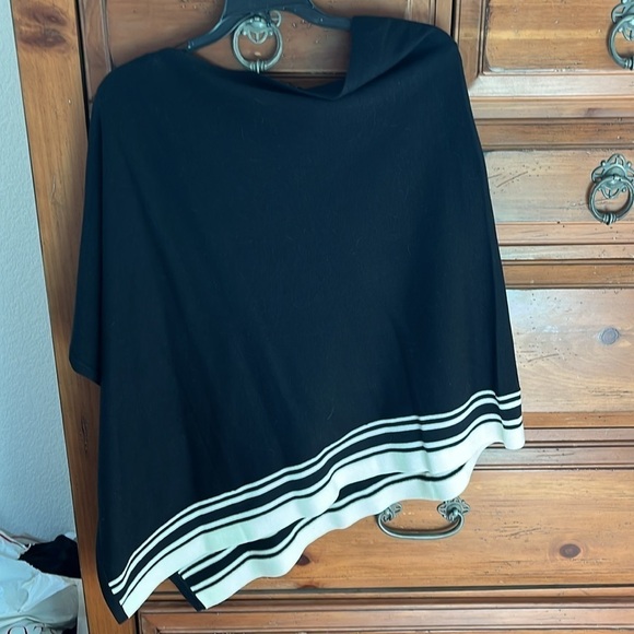 NWOT Talbots Women’s Black And Cream Poncho Size M/L - Picture 4 of 6
